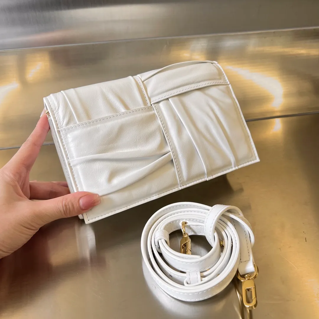 #Bv 2023 new cassette bag 🎈731243 The pleated bag shape is full of details ~ Made of waxed calfskin, soft and soft texture, both gloss and saturation. It has its own card slot and zipper design. Small cards can also be sorted. Very practical. The shoulder strap can be adjusted at will and can be worn on the shoulder/crossbody. The size is suitable for everyone. Size: 19x13.5x3.5 p1920